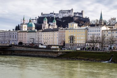 Salzburg, Avusturya - 5 Mart 2017: Salzburg Eski Kasabası ve Arkaplanda Hohensalzburg Kalesi 'nin manzarası