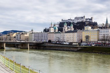 Salzburg, Avusturya - 5 Mart 2017: Salzburg Eski Kasabası ve Arkaplanda Hohensalzburg Kalesi 'nin manzarası