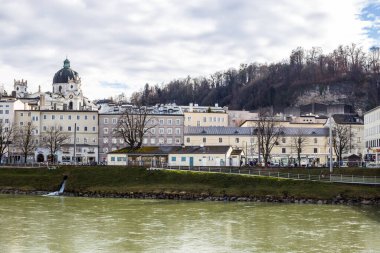 Salzburg, Avusturya - 5 Mart 2017: Arka planda Salzach Nehri ve Salzburg Eski Kasabası