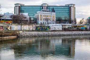 Viyana, Avusturya - 6 Mart 2017: Sağlık Bakanlığı ve Wien Nehri manzarası