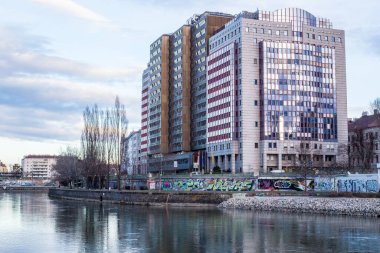 Viyana, Avusturya - 6 Mart 2017: Viyana Şehir Merkezi 'ndeki Wien Nehri kıyısındaki bir İş Binası