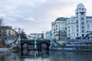 Viyana, Avusturya - 6 Mart 2017: Wien Nehri kıyısındaki Urania Gözlemevi