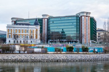 Viyana, Avusturya - 6 Mart 2017: Sağlık Bakanlığı ve Wien Nehri manzarası
