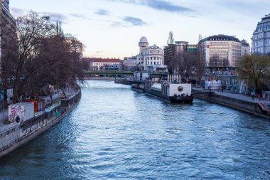 Viyana, Avusturya - 6 Mart 2017: Viyana Şehir Merkezi 'ndeki Wien Nehri manzarası