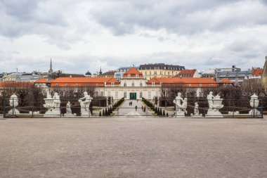 Viyana, Avusturya - 6 Mart 2017: Belvedere Bahçesinde Arka planda Aşağı Saray ile Yürüyen İnsanlar
