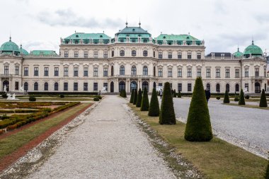 Viyana, Avusturya - 6 Mart 2017: Belvedere Bahçesinde Üst Belvedere Sarayı ile Yürüyen İnsanlar Görünümü
