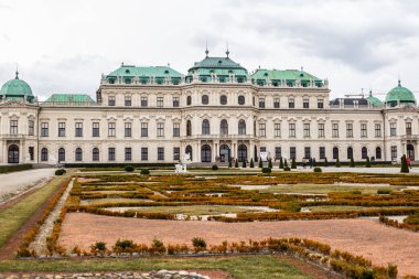 Viyana, Avusturya - 6 Mart 2017: Belvedere Bahçesinde Üst Belvedere Sarayı ile Yürüyen İnsanlar Görünümü
