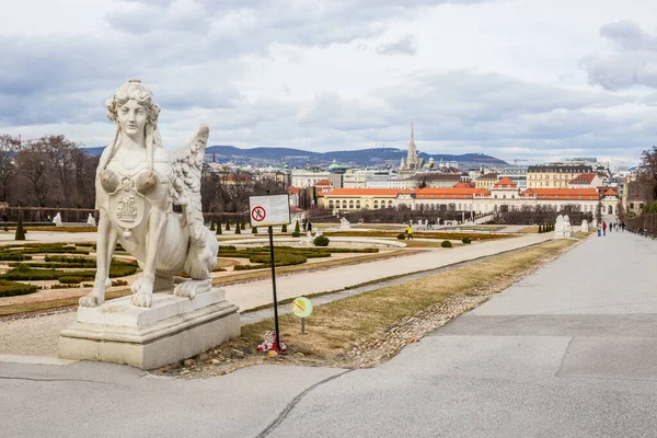 Viena Austria Marzo 2017 Vista Gente Caminando Jardín Del Belvedere — Foto de Stock