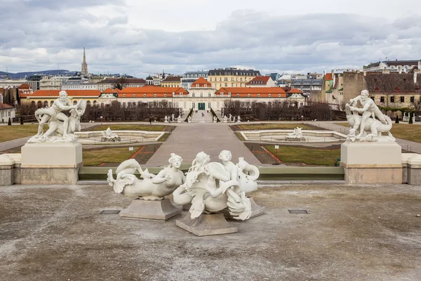 Vista Gente Caminando Jardín Del Belvedere Con Palacio Del Belvedere — Foto de Stock