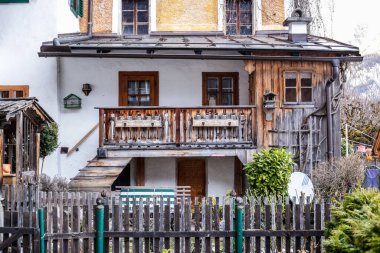 Hallstatt, Avusturya - 4 Mart 2017: Hallstatt, Yukarı Avusturya 'daki Geleneksel Eski Ev