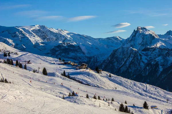 法国阿尔卑斯山Champagny Vanoise上方的Ski斜坡景观 — 图库照片
