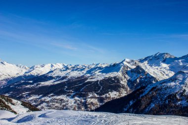 La Plagne yakınlarındaki Fransız Alplerinde bir kayak merkezi manzarası
