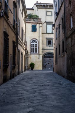 Lucca, İtalya 'da Dar bir Sokak Görünümü
