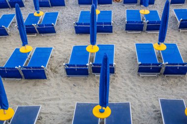 Monterosso al Mare Sahili Cinque Terre 'de Mavi Güneş Yatakları ve Şemsiyeleri