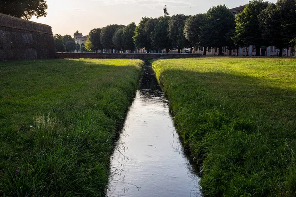 Canal Parque Fuera Las Murallas Ciudad Lucca Italia — Foto de Stock