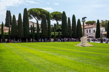 Pisa, İtalya - 9 Temmuz 2017: Romulus ve Remus ile Capitoline Wolf Piazza dei Miracoli