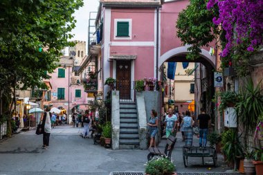Monterosso al Mare, İtalya - 8 Temmuz 2017: Monterosso al Mare 'de Yürüyen İnsanlar