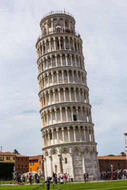 Pisa, İtalya - 9 Temmuz 2017: Piazza dei Miracoli 'deki Turist ve Eğik Kule
