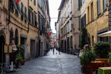 Lucca, İtalya - 9 Temmuz 2017: Lucca Eski Kasabasında Bir Yaz Günü Yürüyen İnsanlar