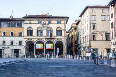 Lucca, İtalya - 9 Temmuz 2017: Piazza San Michele 'de Bir Çiftin Görüntüsü