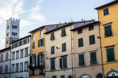 Lucca, İtalya - 9 Temmuz 2017: Lucca Eski Kasabasındaki Geleneksel Eski Binalara Bakış