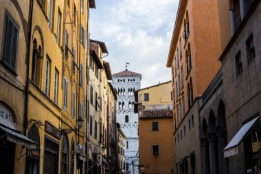 Lucca, İtalya - 9 Temmuz 2017: Arka plandaki Foro Kilisesi 'nde San Michele ile Lucca Eski Kasabası manzarası