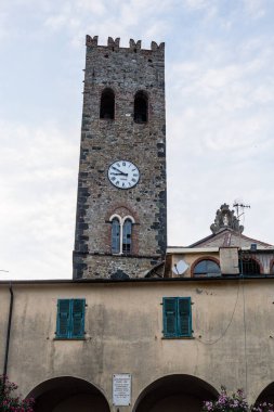 Monterosso al Mare, İtalya - 8 Temmuz 2017: Monterosso al Mare 'deki Saat Kulesi