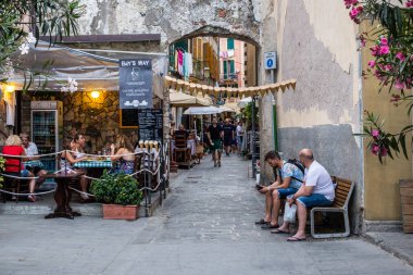 Monterosso al Mare, İtalya - 8 Temmuz 2017: Turistler ve Monterosso al Mare Eski Kasabası