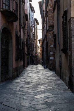 Lucca, İtalya - 9 Temmuz 2017: Lucca Eski Kasabası 'ndaki Dar Sokak