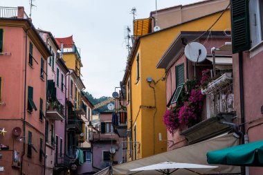 Monterosso al Mare, İtalya - 8 Temmuz 2017: Monterosso al Mare 'deki Geleneksel Renkli Binalar