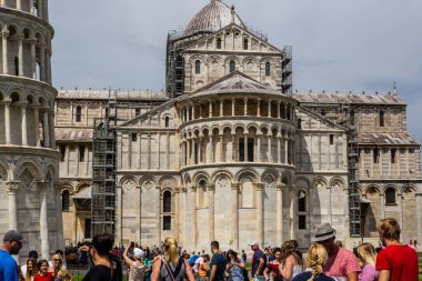 Pisa, İtalya - 9 Temmuz 2017: Piazza dei Miracoli 'de Turistler ve Pisa Katedrali