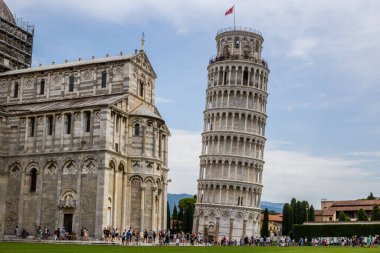 Pisa, İtalya - 9 Temmuz 2017: Piazza dei Miracoli 'deki Turist, Pisa Katedrali ve Eğik Kule