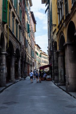 Pisa, İtalya - 9 Temmuz 2017: Pisa Eski Kasabası 'nda Geleneksel Eski Binalarla Turist ve Dar Sokak