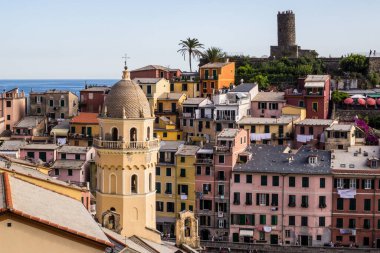Vernazza, İtalya - 8 Temmuz 2017: Arka planda Doria Castle ile Eski Geleneksel Evler, Santa Margherita di Antiochia Kilisesi