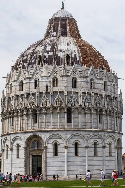 Pisa Italy July 2017 View San Giovanni Baptistery Tourists Piazza — Stock Photo, Image
