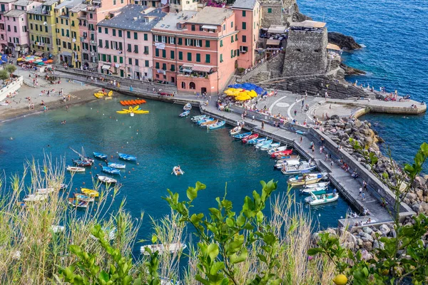 Vernazza Italië Juli 2017 Zicht Oude Traditionele Huizen Haven Van — Stockfoto