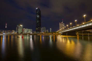 Aydınlatılmış Viyana şehrinin gece manzarası, Avusturya