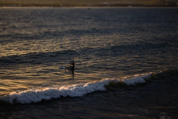 Coucher Soleil Éclatant Des Rayons Tombant Surface Mer Grandes Vagues — Photo