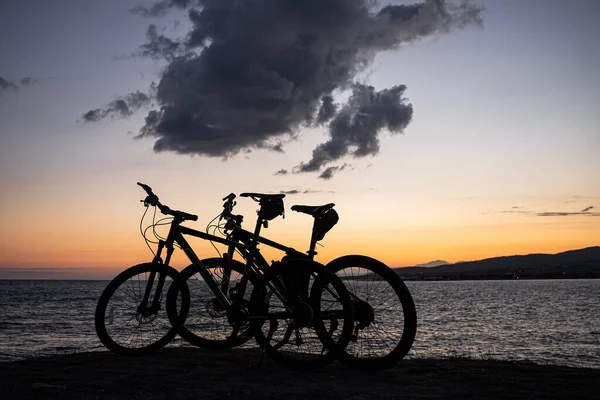 Два Гірських Велосипеди Стоять Краю Скелі Можна Побачити Яскравий Помаранчевий — стокове фото
