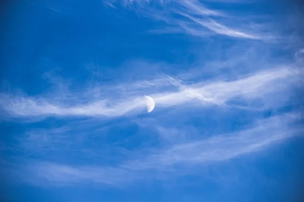 Közelkép Nyári Égboltról Sok Lágy Felhő Blokkolta Holdat Ami Halványan Jogdíjmentes Stock Képek