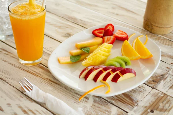 Bord Met Gehakte Fruitsalade Geserveerd Een Houten Tafel Met Een — Stockfoto