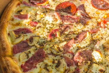 Domatesli, biberli ve mantarlı taze pişmiş sıcak pizza. Fast food yaz konsepti