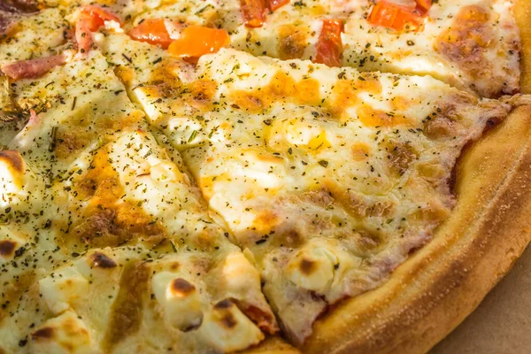 Domatesli, biberli ve mantarlı taze pişmiş sıcak pizza. Fast food yaz konsepti