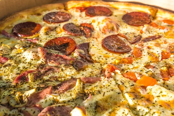 Domatesli, biberli ve mantarlı taze pişmiş sıcak pizza. Fast food yaz konsepti