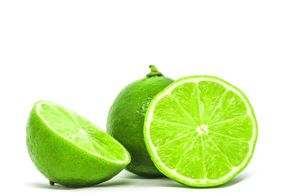 Grupo fatiado de limão fresco verde sobre fundo branco isolado . — Fotografia de Stock