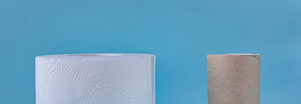 Mavi arka plandaki beyaz tuvalet kağıdı rulolarını kapat. metin için boşluk kopyala. Hijyen kavramı 