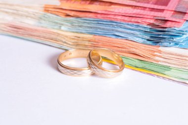 İki Alyans ve birçok euro banknot