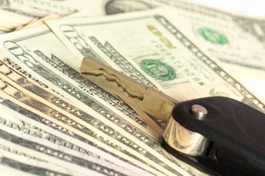 Bir araba anahtarı ve dolar faturaları