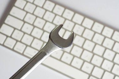Bir bilgisayar için open-end bir İngiliz anahtarı ve onarım servisi