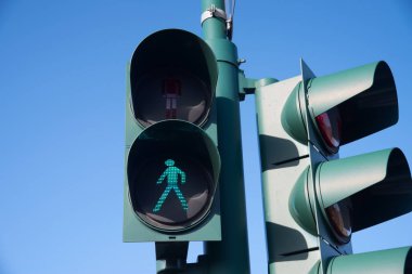 Yaya trafik lambası yeşil ışık gösterir